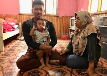 MOHAMAD Aniq Afkar bersama ibu bapanya ketika ditemui 
di Kampung Pulai Chondong, Machang semalam. – UTUSAN/ROSLIZA MOHAMED