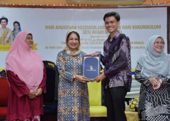 Tuanku Dr. Hajah Lailatul Shahreen Akashah Khalil berkenan berangkat menghadiri Hari Anugerah Kecemerlangan dan Hari Kokurikulum Sesi Akademik Tahun 2024 Sekolah Menengah Kebangsaan (SMK) Tuanku Lailatul Shahreen di sini, semalam.-UTUSAN