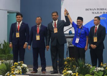 MOHD. Azmawi Fikri Abdul Ghani (dua kanan) semasa diumumkan menang pada PRK DUN Nenggiri, Gua Musang, Kelantan hari ini-UTUSAN/KAMARUL BISMI KAMARUZAMAN.