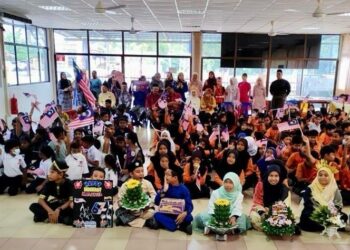 MURID-murid SK Putra dan SJKT Kangar berkumpul sempena program ziarah merdeka inisiatif SK Putra bagi memupuk semangat perpaduan sejak peringkat awal di SJKT Kangar, Perlis semalam.-UTUSAN/ASYRAF MUHAMMAD