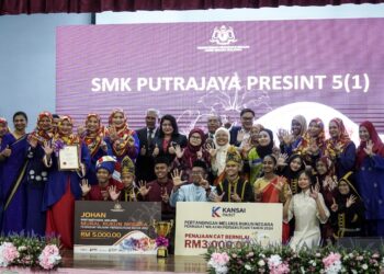 K. Saraswathy Kandasami (belakang tengah) bergambar bersama johan pertandingan melukis mural rukun negara dari SMK Putrajaya 5 (1) di Putrajaya. - UTUSAN/FAISOL MUSTAFA