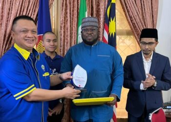 TUANKU Syed Faizuddin Putra Jamalullail menyampaikan sumbangan berjumlah RM200,000 bagi menjayakan pembinaan sebuah Pusat Islam di Ibadan, Oyo, Nigeria.-UTUSAN