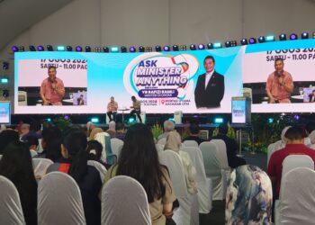 RAFIZI Ramli (kiri) menjawab soalan daripada orang ramai pada program Ask Minister Anything di Program Madani Rakyat Zon Selatan 2024 yang diadakan di UTM, Johor Bahru, hari ini.