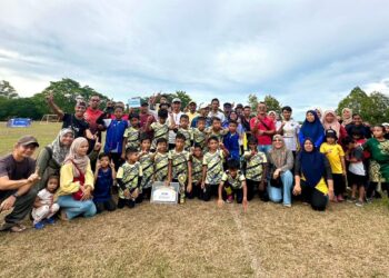 PARA pemain STB bergambar bersama guru dan ibu bapa selepas muncul juara Kejohanan Bola Sepak Bawah 11 Tahun PIBKS Perlis 2024 di Sekolah Kebangsaan (SK) Felda Chuping, Padang Besar, Perlis hari ini.- UTUSAN