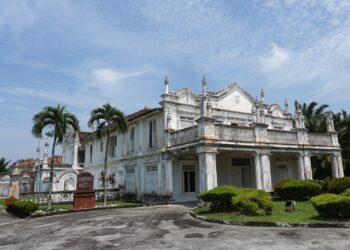 ISTANA Bandar merupakan satu-satunya tinggalan istana lama Kesultanan Selangor yang berusia 121 tahun dan masih utuh berdiri terletak dekat Kampung Bandar, Jugra, di Kuala Langat, Selangor. – UTUSAN / AFIQ RAZALI