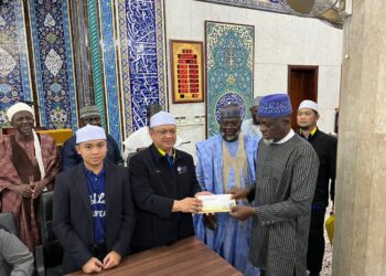 TUANKU Syed Faizuddin Putra Jamalullail (tiga dari kanan) berkenan beramah-mesra sewaktu program Sesi Interaksi Wacana Hikmah di Masjid Al-Noor, Abuja, Nigeria. -UTUSAN