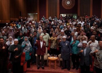 MAHATHIR Mohamad berasma Presiden Pas, Tan Sri Abdul Hadi Awang bergambar kenangan bersama para tetamu yang hadir selepas program Bicara Merdeka - Masa Depan Islam dan Melayu di Yayasan Kepimpinan Perdana Putrajaya. - UTUSAN/FAISOL MUSTAFA