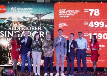 FAREH Mazputra (empat kiri) bergambar selepas melancarkan 'Rediscover Singapore with AirAsia di AirAsia RedQ, Sepang. - UTUSAN/FAISOL MUSTAFA