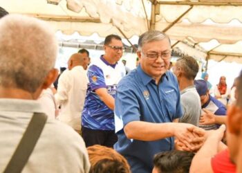 SHAMSUL ANUAR Nasarah menyantuni klien dan keluarga klien sempena Program Ramah Mesra Timbalan Menteri Dalam Negeri bersama klien dan keluarga klien di Pulau Setelu, Gua Musang hari ini.