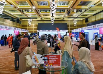 Orang ramai mengunjungi Program Eksplorasi Pendidikan dan Latihan Teknikal dan Vokasional (TVET) di Pusat Dagangan Dunia Kuala Lumpur (WTCKL), semalam bagi mendapatkan maklumat berkaitan TVET. - UTUSAN/SYAKIR RADIN