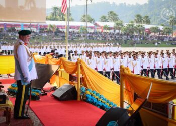 Yang di-Pertuan Agong Sultan Ibrahim berkenan menyempurnakan Istiadat Perbarisan Pentauliahan Diraja dan Pengurniaan Watikah Tauliah Pegawai Kadet Angkatan Tentera Malaysia (ATM) 2024 di Kem Perdana Sungai Besi, semalam. /FB SULTAN IBRAHIM