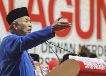 AHMAD Zahid Hamidi menyampaikan ucapan penggulungan pada Perhimpunan Agung UMNO 2024 di Pusat Dagangan Dunia Kuala Lumpur hari ini. - UTUSAN/FARIZ RUSADIO