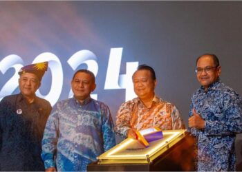 ALEXANDER Nanta Linggi (dua, kanan) meletakkan logo sebagai gimik perasmian Pentas 2024 di CREaTE, Alor Gajah, Melaka.