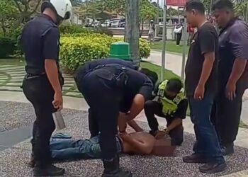 POLIS menahan seorang lelaki dipercayai kurang siuman selepas mengamuk menggunakan pisau pemotong daging di dataran KTMB di Ipoh hari ini. - UTUSAN