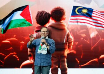 ANWAR Ibrahim menyampaikan pidato di Himpunan Pembebasan Palestin malam ini. - UTUSAN/SHIDDIEQIIN ZON