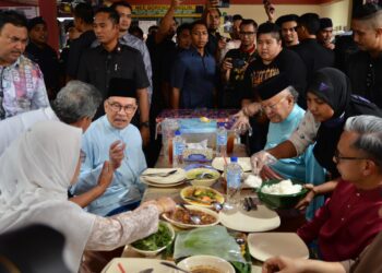 PERDANA Menteri, Datuk Seri Anwar Ibrahim ketika hadir makan tengahari di Kompleks Makan Tanglin Kuala Lumpur hari ini. - UTUSAN/SYAKIR RADIN