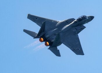 PESAWAT pejuang F-15E terbang semasa pertunjukan udara di Tel Aviv pada 26 April 2023, ketika Israel menandakan Hari Kemerdekaan atau Yom HaAtzmaut 75 tahun sejak penubuhan negara Yahudi itu.-AFP