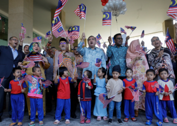 ANTHONY Loke (tengah) ketika melancarkan Bulan Kemerdekaan Kementerian Pengangkutan Tahun 2024 di Putrajaya di sini, hari ini.-UTUSAN/FAISOL MUSTAFA