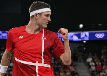 VIKTOR Axelsen berjaya menang emas Sukan Olimpik Paris 2024 selepas menewaskan pemain Thailand Kunlavut Vitidsarn dalam perlawanan akhir perseorangan lelaki di Porte de la Chapelle Arena, Paris.-AFP