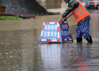 LEBIH 50,000 orang di Huludao menerima arahan pemindahan berikutan hujan lebat.- AGENSI