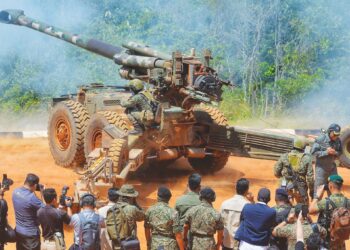 MOHAMED Khaled Nordin (kanan) membuat tembakan meriam 155mm G5 MK III semasa Latihan Kuasa Tembakan (LKT) 2024 di Lapang Sasar Gemas, Kem Syed Sirajuddin, Gemas, Tampin semalam. – UTUSAN/MOHD. SHAHJEHAN MAAMIN