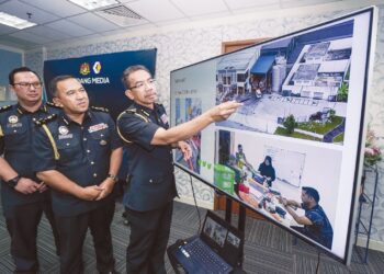 AZMAN Adam dalam sidang akhbar berhubung sindiket rantaian penyelewangan minyak masak di Ibu pejabat KPDN, Putrajaya semalam. – UTUSAN/FAISOL MUSTAFA