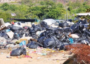 SEBAHAGIAN longgokan sampah sarap yang tidak diuruskan di kawasan kolam semula jadi di Pasir Panjang, Pulau Redang, Kuala Terengganu.