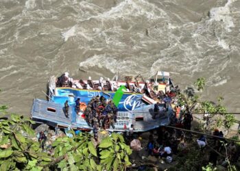 PASUKAN keselamatan berusaha menyelamatkan mangsa cedera selepas bas yang membawa penumpang India terjunam ke dalam sungai di daerah Tanahun, wilayah Gandaki, Nepal semalam.- AGENSI