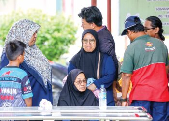 AHLI keluarga Sakinah Kamarudin di Hospital Kuala Kangsar, Perak semalam bagi  menuntut jenazah wanita itu yang maut bersama anaknya dalam kemalangan di Jalan Kuala Kangsar Manong, kelmarin. 
– UTUSAN//MUHAMAD NAZREEN SYAH MUSTHAFA