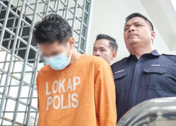 SUSPEK dibawa ke Mahkamah Majistret, Alor Gajah, Melaka semalam untuk memohon perintah sambung reman sehingga 18 Ogos ini. – UTUSAN/SYAFEEQ AHMAD