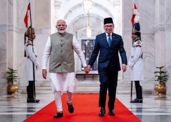 Anwar Ibrahim diraikan Perdana Menteri India, Narendra Modi pada upacara sambutan rasmi di Forecourt of Rashtrapati Bhavan dan kemudiannya memberi penghormatan di Tugu Peringatan Gandhi di New Delhi ketika tiba untuk lawatan rasmi ke India, semalam.  
– Pejabat Perdana Menteri