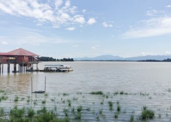 KEADAAN air di Tasik Bukit Merah yang semakin meningkat berikutan hujan sejak kebelakangan ini ketika tinjuan di Bukit Merah Laketown Resort di Bagan Serai semalam. – UTUSAN/AWAT KAMAL ABAS