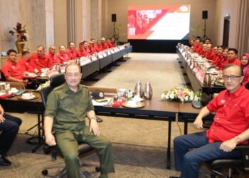 HAJIJI Noor (tengah) bersama Timbalan Presiden Gagasan Rakyat, Datuk Seri Masidi Manjun dalam  mesyuarat AMT Gagasan Rakyat di SICC, Kota Kinabalu hari ini