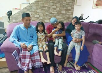 MOHD. YUSOF Mokhtar (tengah) bersama-sama bapa dan ibu mentuanya, Ahmad Rozi Latimin dan Saleha Ya serta anak-anaknya di Taman Kota Masai, Pasir Gudang, Johor semalam.