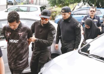 Sepasang suami isteri yang disyaki mendera seorang kanak-kanak perempuan berusia lapan tahun sehingga meninggal dunia didakwa atas pertuduhan membunuh di Mahkamah Majistret Selayang, semalam. 
– UTUSAN/M. FIRDAUS M. JOHARI