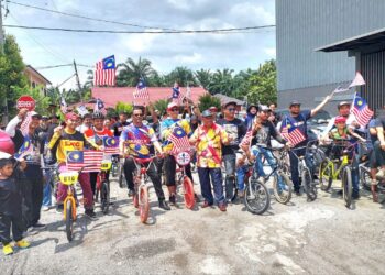 ABDUL Razak Khasbullah (enam, kiri) bersama sebahagian daripada 100 orang penunggang basikal BMX pada Majlis Perasmian Penutup Kayuhan Santai 2.0 Sempena Hari Kemerdekaan Negara Ke-67 di Kuala Langat, Selangor baru-baru ini. – UTUSAN/ABDUL RAZAK IDRIS