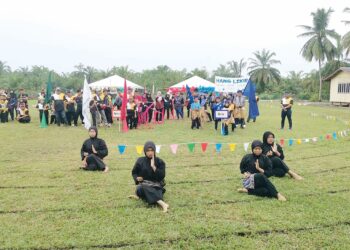 MURId-murid mempamerkan seni silat dalam Hari Sukan SK Tebing Rebak di Bagan Datuk, semalam. – UTUSAN/AIN SAFRE BIDIN