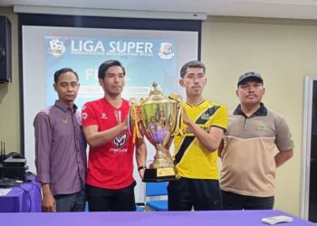 AMIRUL Izwan (dua dari kanan) dan  Nor Nasriq Kamaruddin menunjukkan trofi kejohanan Liga Super PBI menjelang perlawanan akhir di antara SUK dan MPT di Ipoh hari ini. - UTUSAN/AZIZAN HASHIM