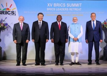 Gambar dikeluarkan oleh Kementerian Luar Russia, baru-baru ini, menunjukkan (dari kiri) Presiden Brazil, Luiz Inacio Lula da Silva; Presiden China, Xi Jinping; Presiden Afrika Selatan, Cyril Ramaphosa; Perdana Menteri India, Narendra Modi dan Menteri Luar Russia, Sergei Lavrov bergambar berkumpulan ketika Forum Perniagaan BRICS di Johannesburg. -AFP