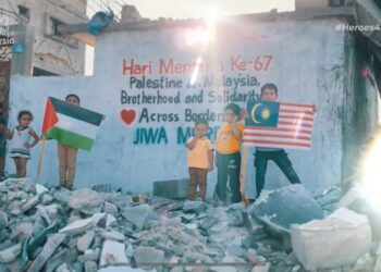 Kanak-kanak di Gaza turut menyambut Hari Kemerdekaan Malaysia di hadapan mural yang dihasilkan oleh anak-anak muda Palestin, semalam.