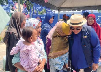 AZALINA Othman Said (kanan) menyantuni pengundi DUN Nenggiri di Kampung Limau Kasturi, Gua Musang, Kelantan semalam. – UTUSAN/AIMUNI TUAN LAH