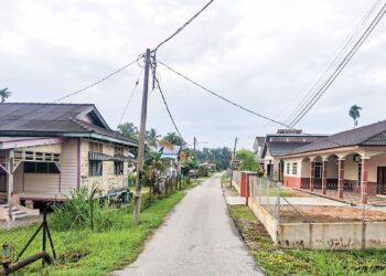 KEADAAN satu lorong di Kampung Bahagia yang tidak kelihatan Jalur Gemilang di Teluk Intan, semalam. – UTUSAN/AIN SAFRE BIDIN