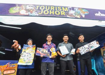 PETUGAS Tourism Johor menunjukkan antara cenderamata yang akan diberikan kepada para pengunjung Festival Majestic Johor di Puteri Harbour, Iskandar Puteri, semalam.