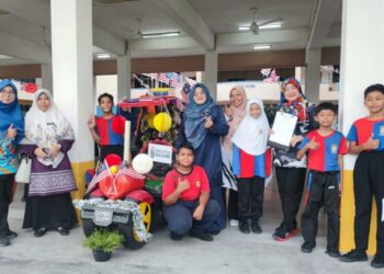 JURA Hamid (berdiri, tengah) bersama warga SKMBII pada Pertandingan Projek Kitar Semula (MERDEKA) sekolah itu di Machang Bubok, Bukit Mertajam, Pulau Pinang, semalam.