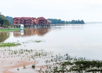 KEADAAN air di Tasik Bukit Merah semalam yang mencatat peningkatan berikutan hujan sejak beberapa hari lalu di Bagan Serai, Perak. – UTUSAN/WAT KAMAL ABAS