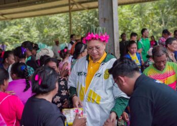 ANNUAR Musa (tengah) dikatakan mengenakan pakaian berjenama mahal semasa turun berkempen di Pos Orang Asli di Gua Musang, Kelantan baru-baru ini.