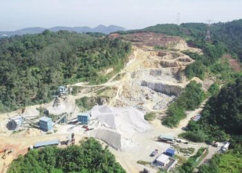 KUARI batu yang didakwa mengundang bahaya kepada penduduk Kampung Padang, Mukim Sungai Kechil di Bandar Baharu, Kedah. – IHSAN JAS