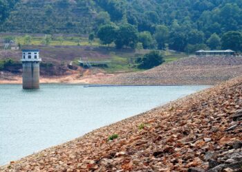 PARAS air di Empangan Air Itam dan Teluk Bahang di Pulau Pinang, semalam menyusut hampir setiap hari sejak lebih sebulan yang lalu akibat cuaca kering dan panas yang berpanjangan. – UTUSAN/IQBAL HAMDAN