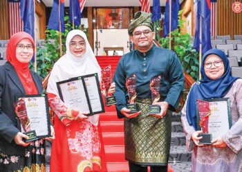 SHARIFAH Rafidah Wan Alwi, (kiri), Naomie Salim,  Faizuan Abdullah dan Norah Md. Noor menunjukkan anugerah dimenangi masing-masing pada Majlis Anugerah Khidmat Kecemerlangan dan Penghargaan UTM 2024 di UTM Johor Bahru, semalam.