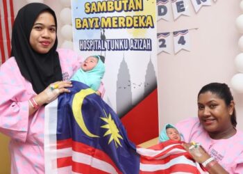 ANNE Seietta (kanan) dan Fazreenhani Mohd. Johan selamat melahirkan bayi merdeka pada tarikh keramat 31 Ogos di Hospital Tunku Azizah, Kuala Lumpur, hari ini. - UTUSAN/NURUL NAJWA HASRAN